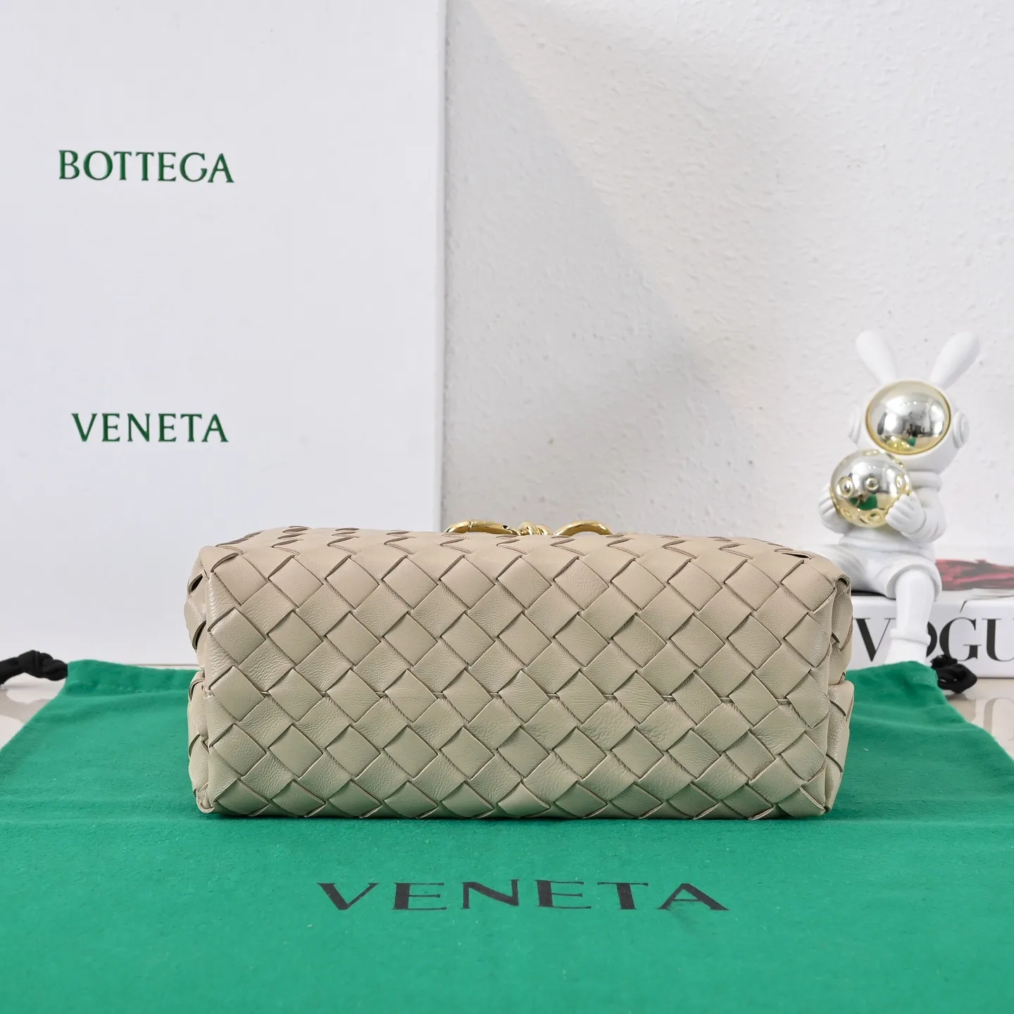 Batch 1860 B's 2023 spring and summer new style continues the brand's woven pattern style with detailed metal knot switch buckles. This time, the shoulder straps are also made into tube weaves, showing different craftsmanship. The carrying method is versatile to create more different styles. Intrecciato woven leather small handbag, equipped with sliding crossbody strap. Internal compartments, including 1 zipper pocket and 2 open pockets. Magnetic buckle closure. Size: 25*20*10cm Model: 7463#